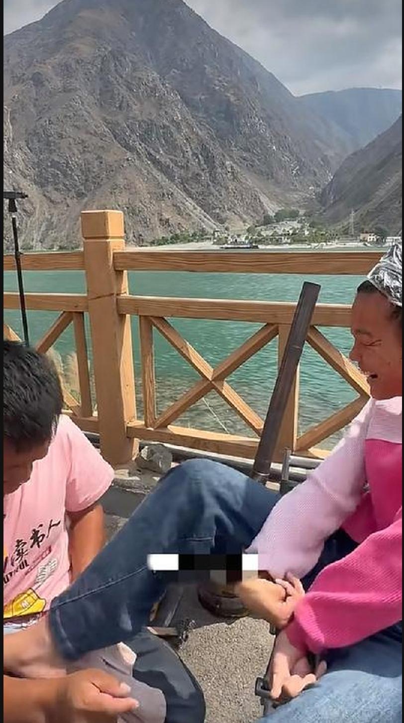 正在路边给女子洗完头的男子，一句话刚说岀，就被女子踹了一脚，原因听着却让人感动泪