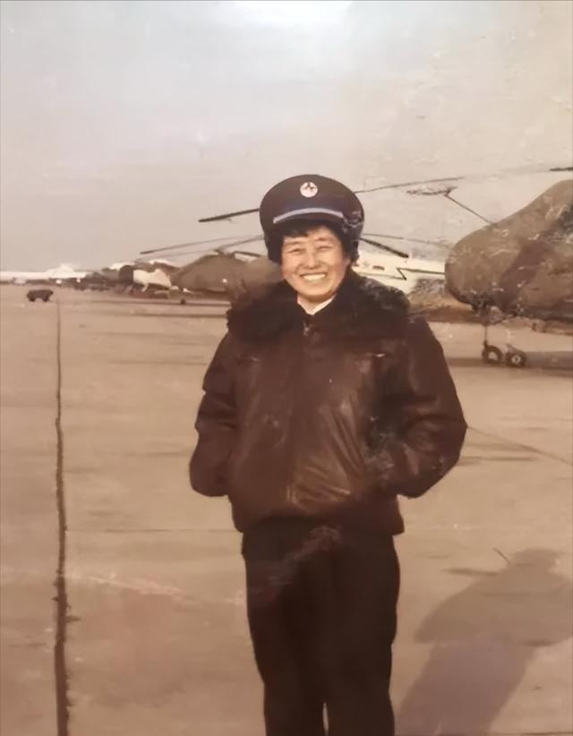 1964年，女飞行员被派往西北执行秘密任务，谁料，刚下飞机，就被拉到照相机前。女