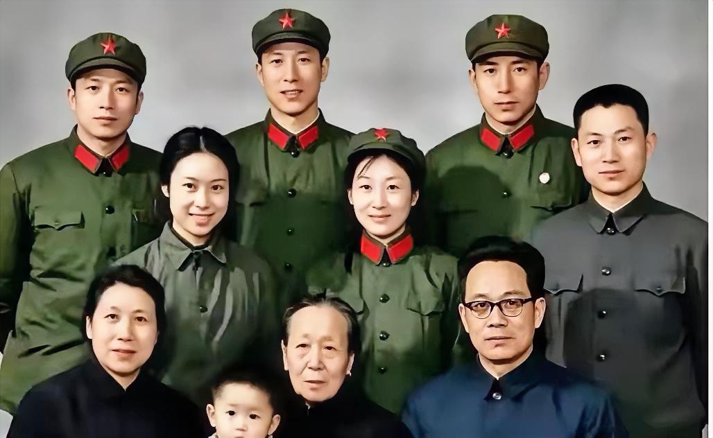 七十年代初，时任国家建委主任谷牧的全家福。谷牧，原名刘家语，山东荣成人，1965