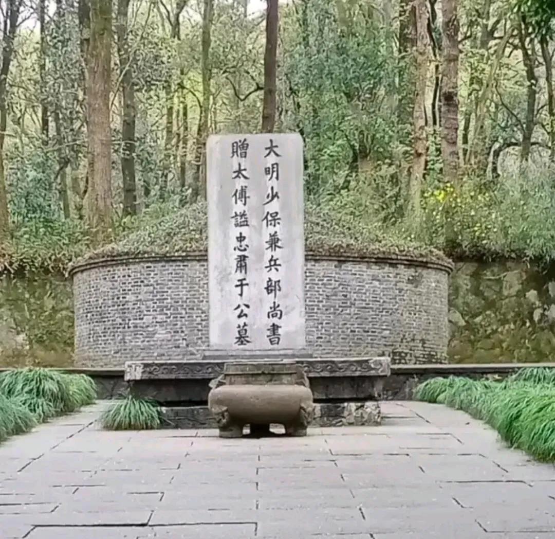 装傻卖愣，也是自媒体博流量方法之一。就这个图，我看到好几个发，说不知道是谁的墓，