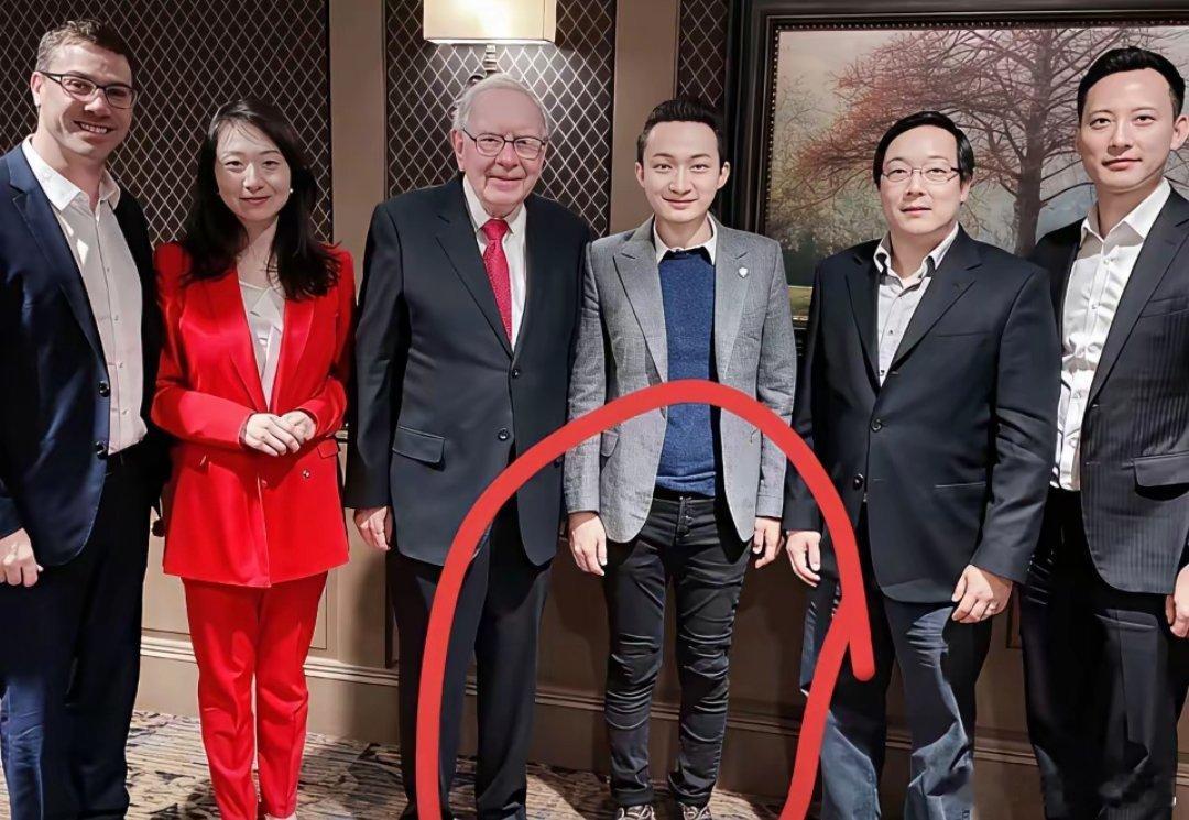 网友说孙宇晨和巴菲特吃饭穿的这个紧身裤，就知道他是真的很抠搜，自己都不舍得穿定制