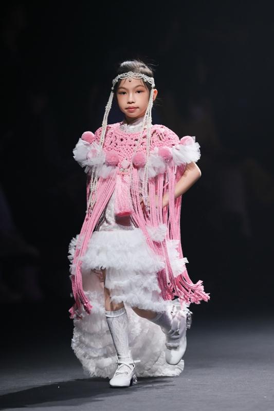 夏奈·黄雅韵"云粉黛"惊艳2026中国国际时装周

3月28日北京，夏奈·黄雅韵