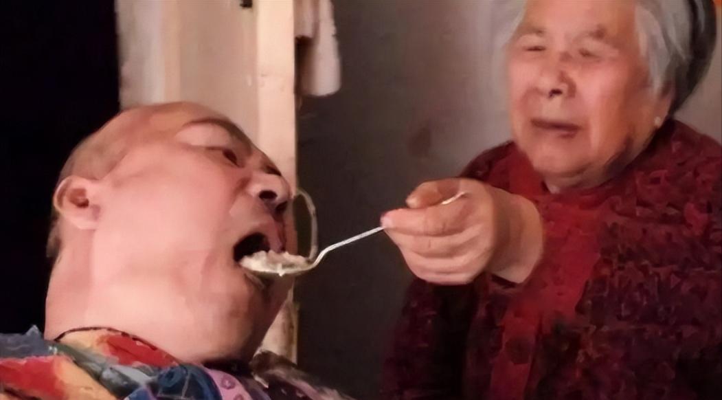 2017年，83岁的王某将溶解了60粒安眠药的温水端到儿子面前，亲手喂他喝了下去