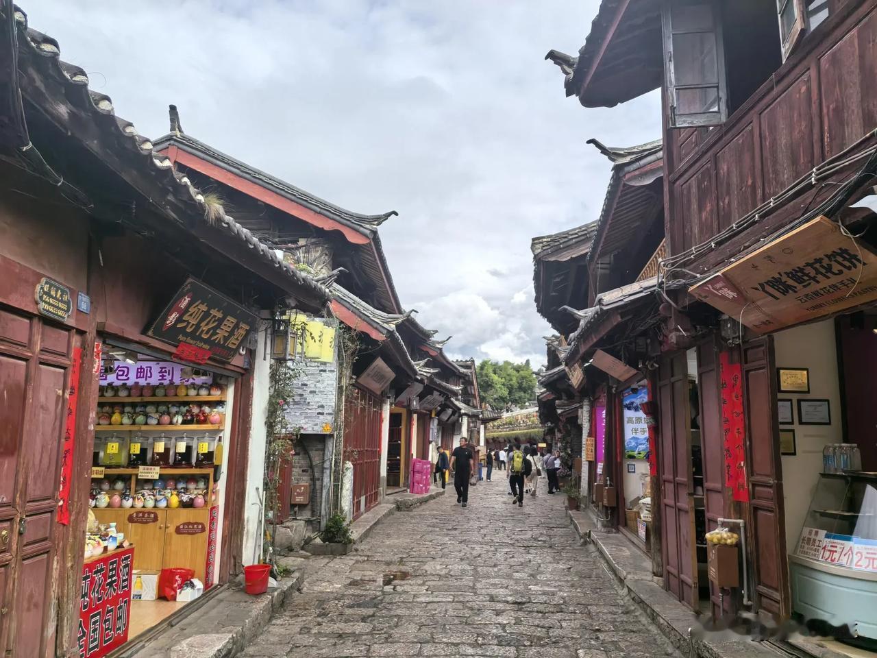 早上的丽江城，
安静惬意