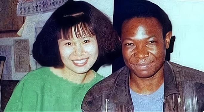 1996年，清华硕士王丽红不顾父母强烈反对，远嫁非洲乌干达，母亲以死相逼，父亲一