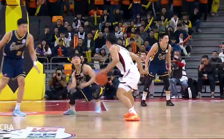 陆文博连进两颗神仙三分，广东队领先了一整场被反超了...咱们的进攻太差了这场广东