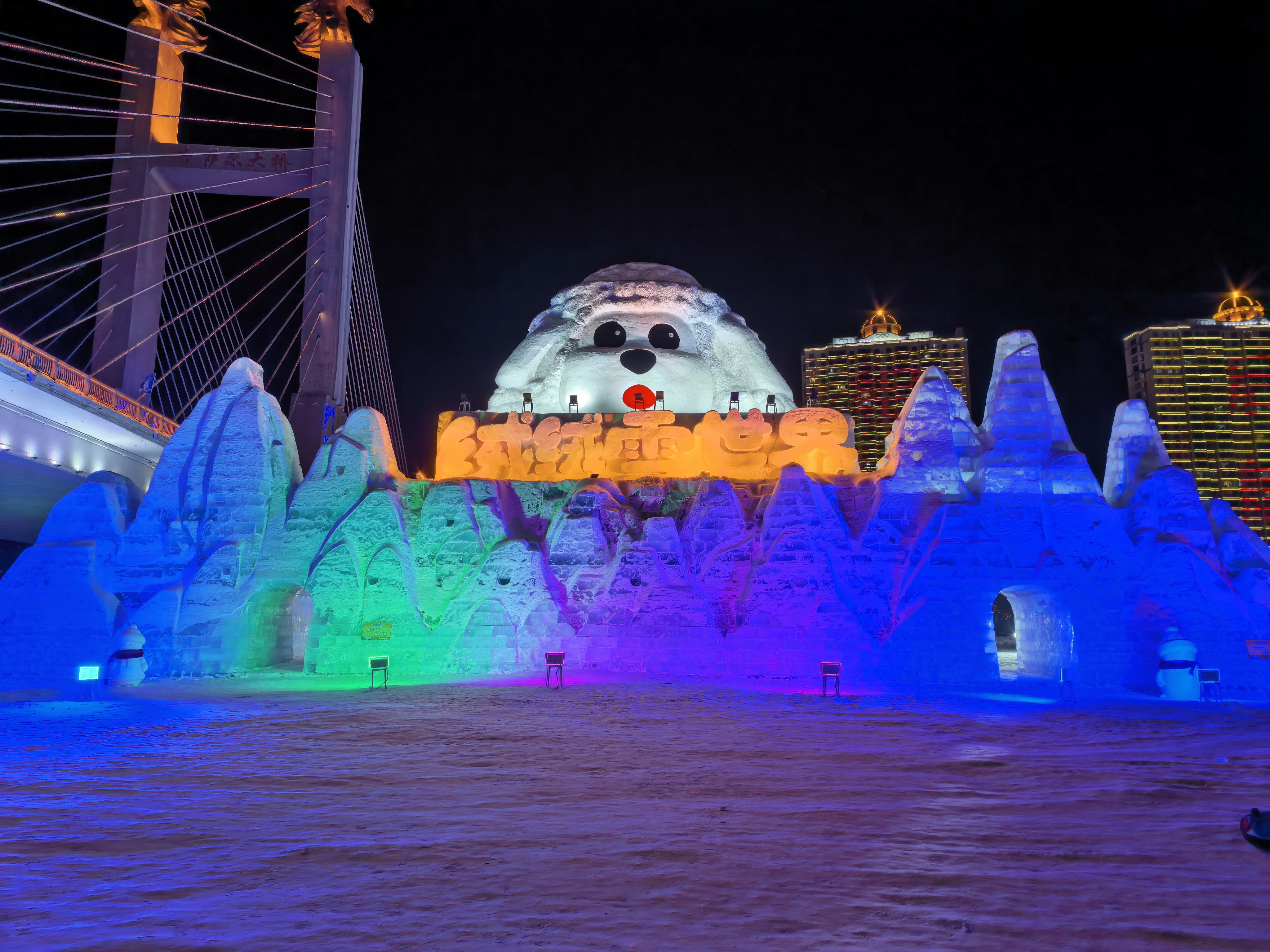 出来见世面了，南方小土豆还没见过这场面冰块建的房子，只在电视上见过