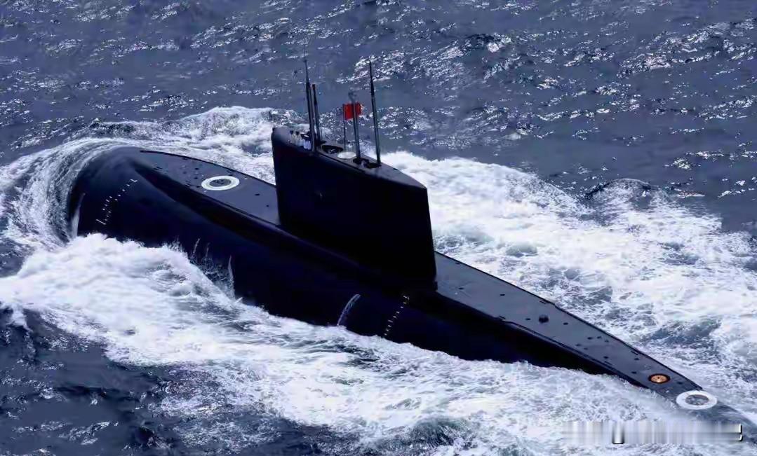 别再说战争烧钱了!
一艘航母加满燃料需要5000万。
火箭炮一个齐射就是2000