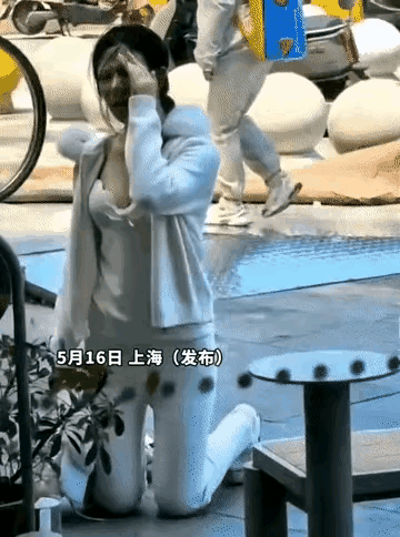 这个女子直挺挺的跪在这里，不知道是被别人强迫的，还是自愿的，感觉有些蹊跷，也不知