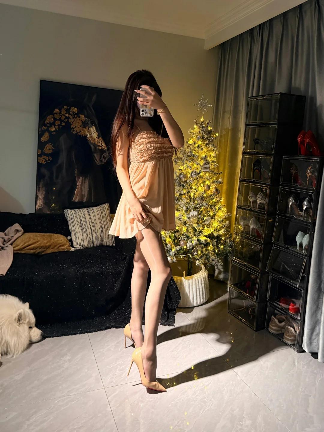 优雅圣诞夜，闪耀高跟鞋，自拍美照来啦！🎄✨👠
