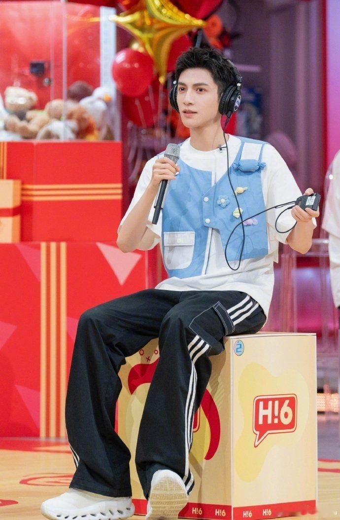 唐俪辞在好六街 从剧里帅到综艺！《水龙吟》唐俪辞解锁好六街新地图，今晚快乐超标。