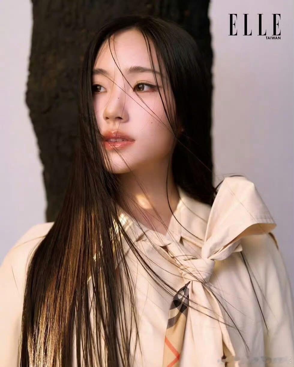 小S两个女儿登杂志封面小S两个女儿合体登上时尚杂志封面，氛围感美女。小S两女儿时