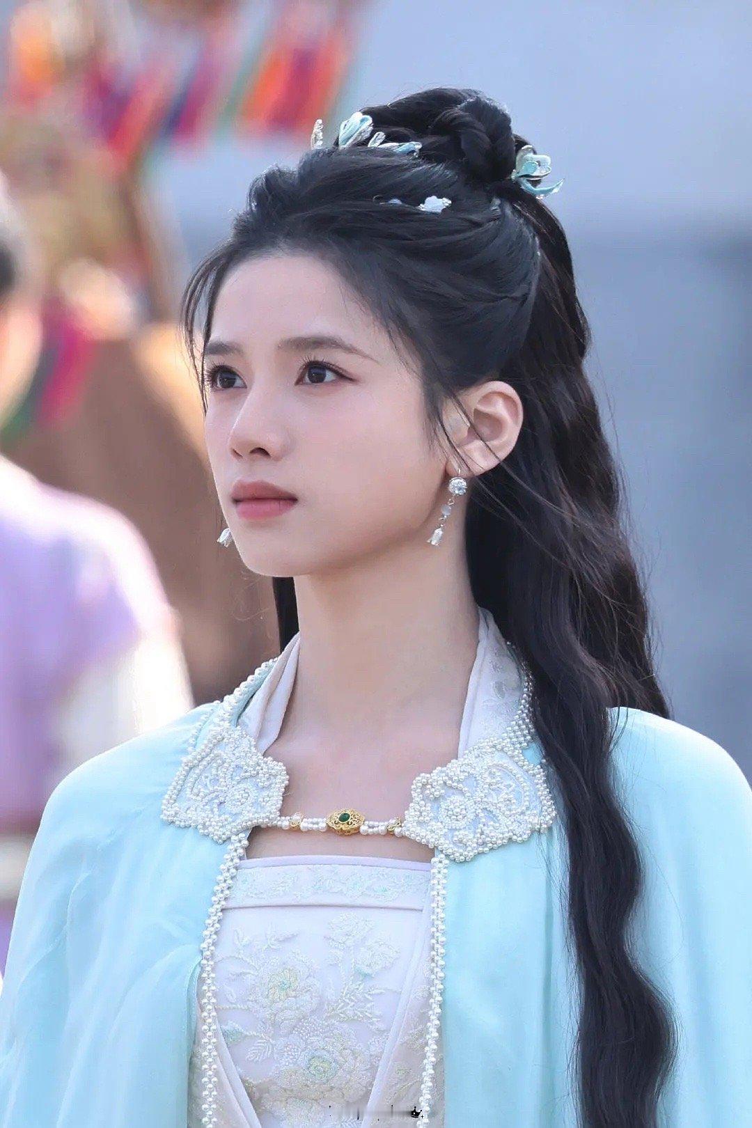 张婧仪的头发梳得也太乱了吧…侍慧好敷衍…. 
