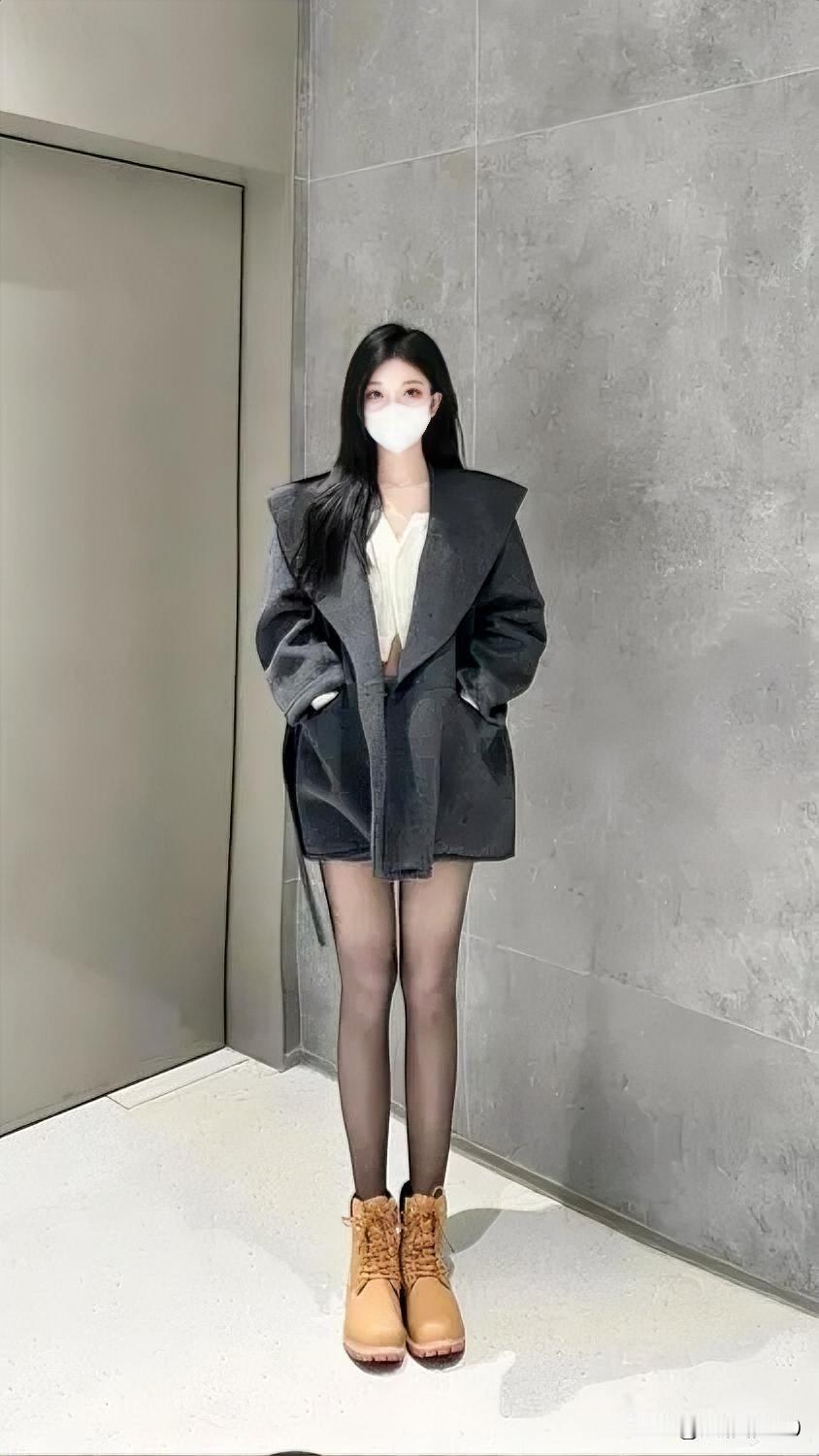 大年初三的梅花香

大年初三，早晨坐地铁上班，车厢里人气渐旺，看到一对老夫妻，大