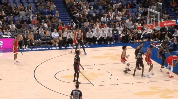 奥萨尔-汤普森观察：能量&跑跳天赋带来活力，助残阵活塞取胜图1杜伦脱手后墨菲高高