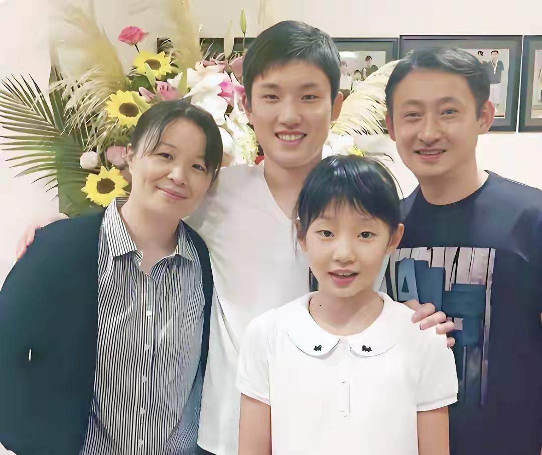 抛开国籍争议，张本一家的打拼实在让人佩服！
 
昨晚WTT横滨冠军赛收官，张本智