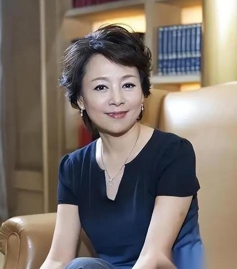 张瑜在采访里突然落泪，说这辈子最后悔的，就是错过了当年那个真心实意对她好的男人。