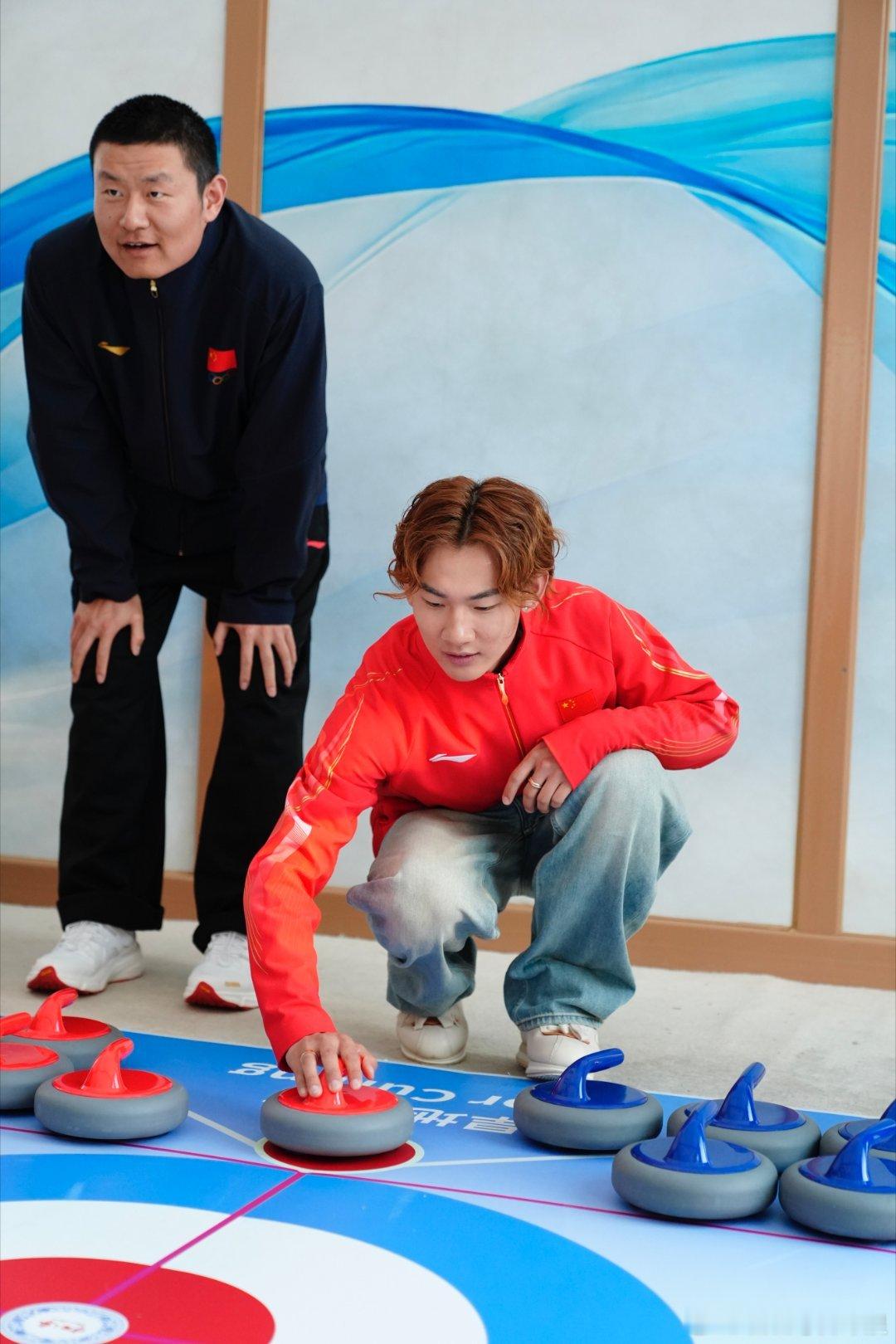 00后世界冠军苏翊鸣新春仪式感苏翊鸣在拿下冬奥冠军后，现身米兰中国之家～ 我们奥