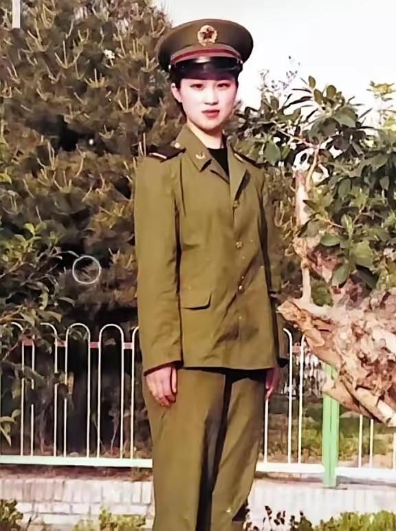 那时，换装了，女兵也有了肩章，还戴上了大檐帽。不过，永远是人民的子弟兵…
女兵礼