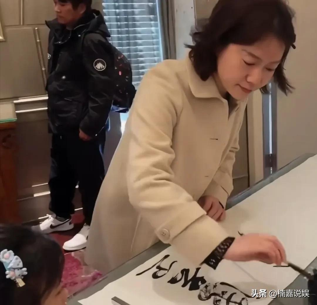 翁帆参加活动近照，看着越发的岁月静好了！
留着一头短发的她，头发上还别着一个黑色