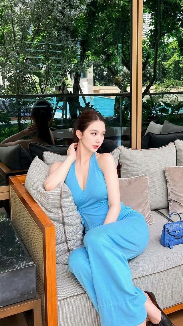 如何将优雅与性感完美融合呢? 性感氛围穿搭 性感熟龄女神