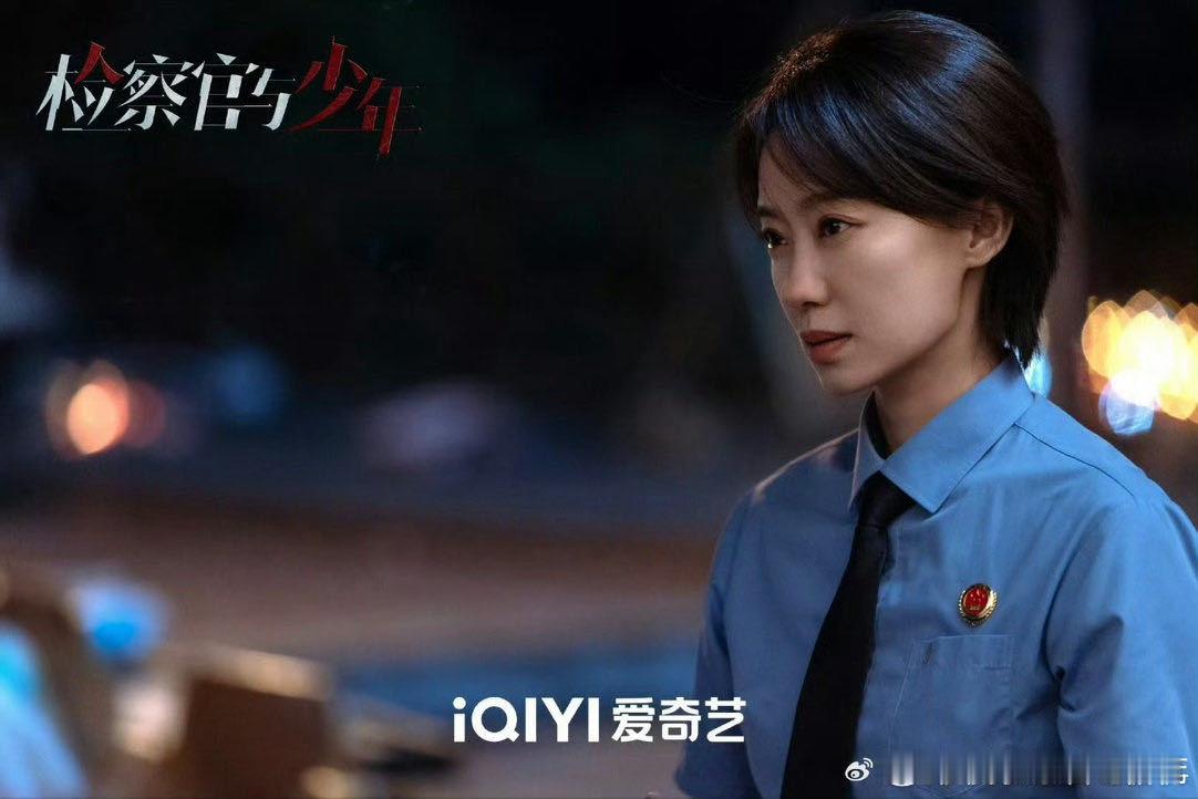 张小斐天坛奖评委首亮相 张小斐今天天坛奖评委亮相造型太稳了，灰色西装套装配针织衫