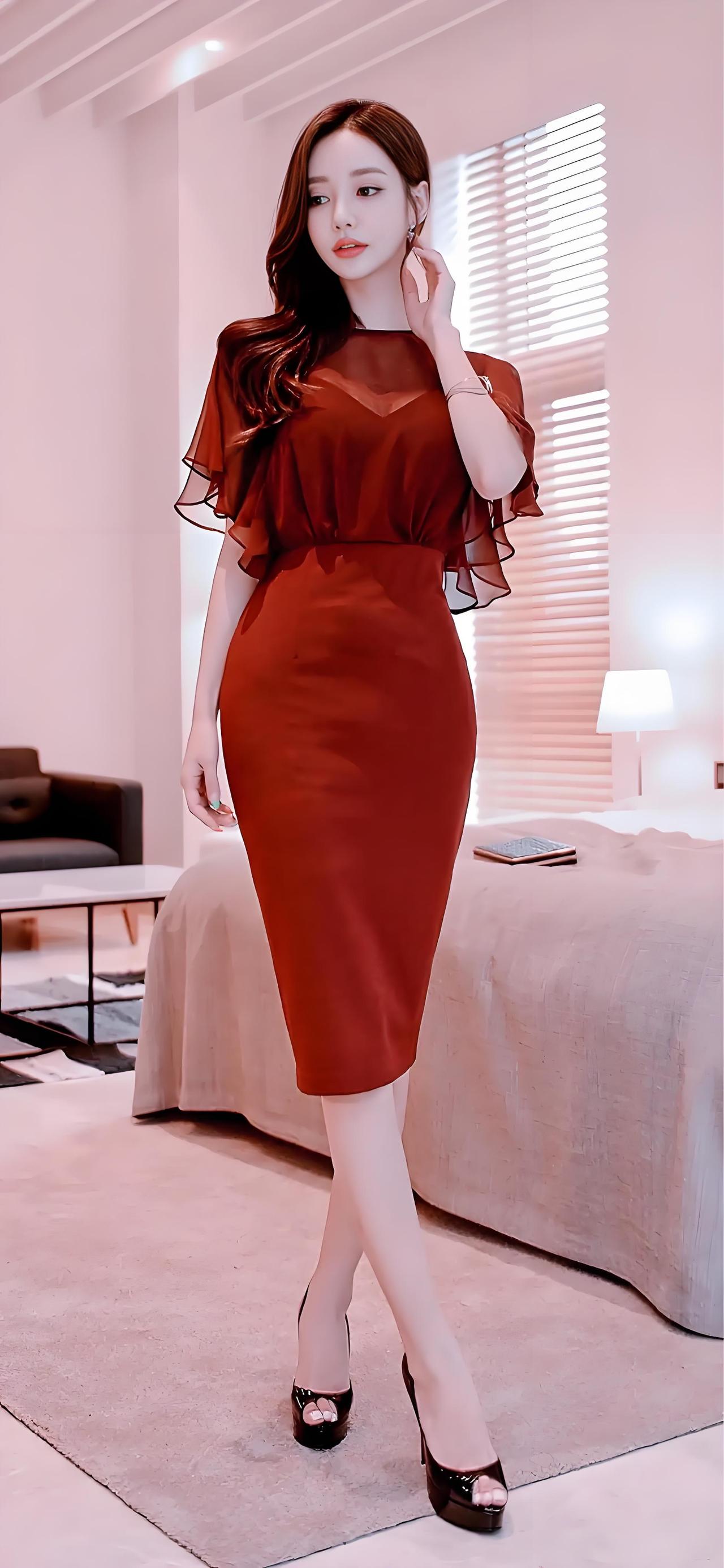 穿红色连衣裙的女士站在客厅里。