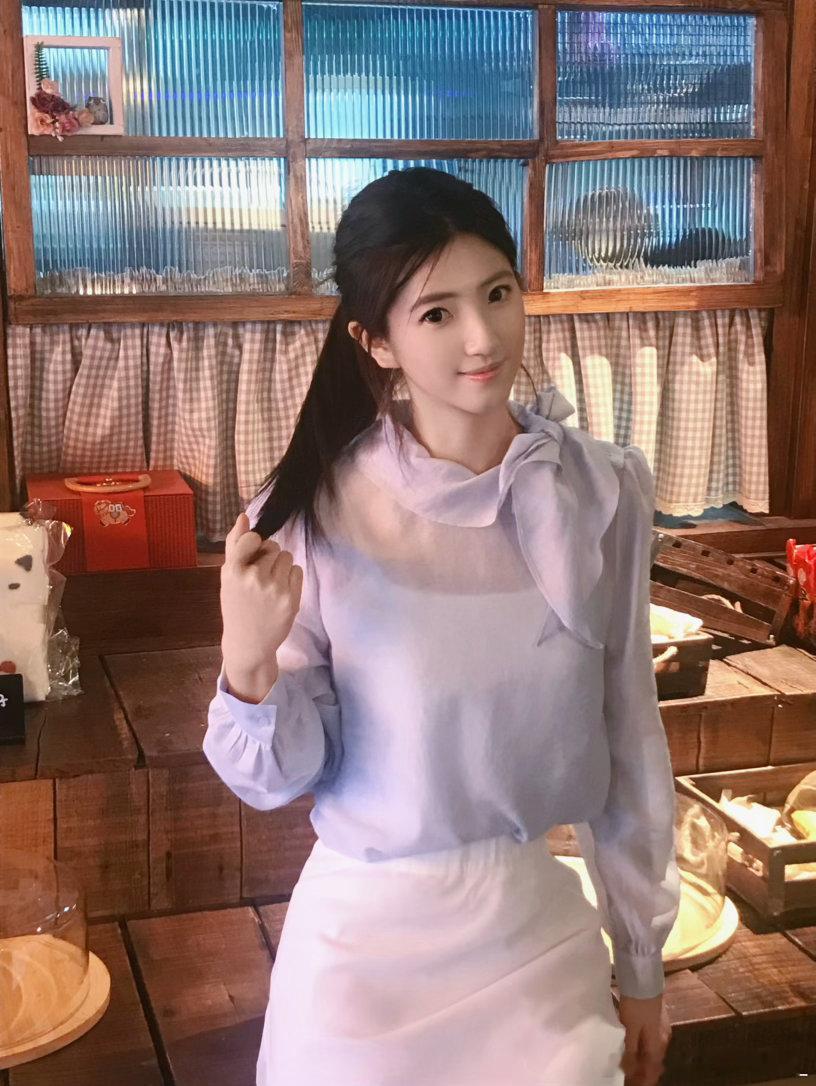 梳一个马尾 梳起所有伤悲 