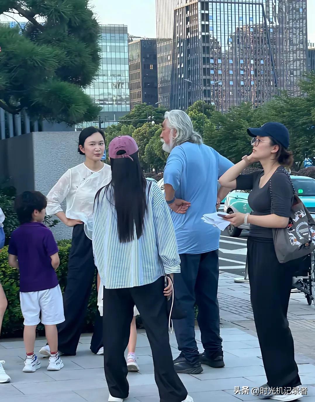 杜星霖和张纪中真是一眼看上去不好惹的样子，两个人双手叉腰，尤其杜星霖眼神犀利，怪