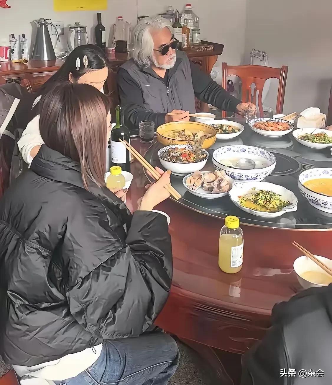 张纪中陪杜星霖回娘家，这排场属实把我看笑了。吃饭坐主位、戴墨镜，导演的架子是端住