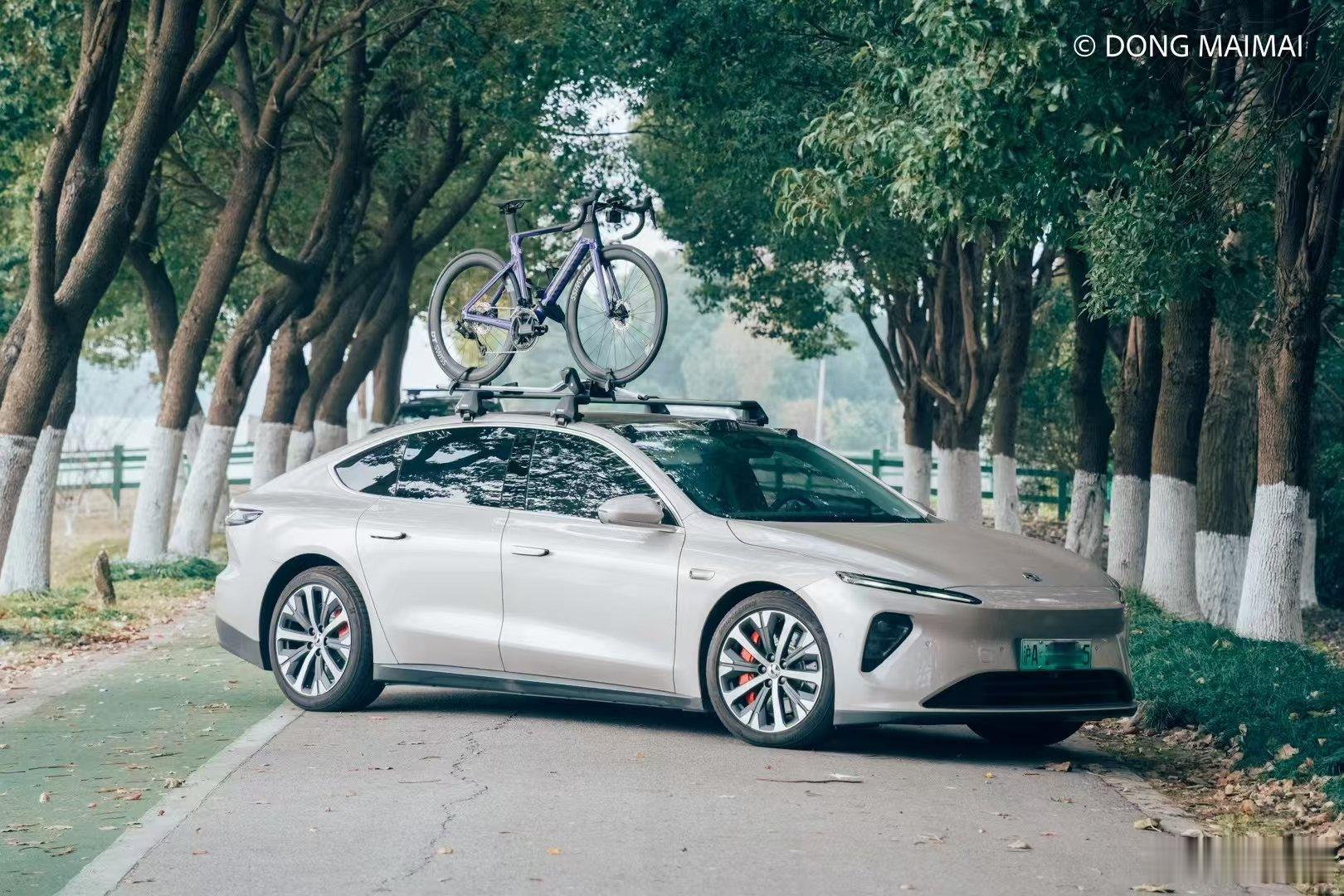 元荡湖，一段非常适合骑行的线路。工作日的中午时分，几乎没有人，让我可以尽情创作。