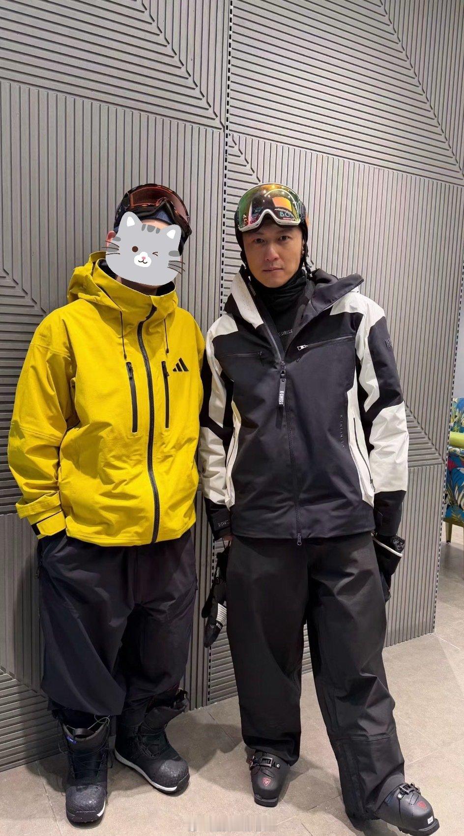 偶遇谢霆锋滑雪合影 路人滑雪场偶遇谢霆锋啦，羡慕两个字说我累了