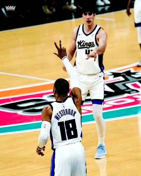 16连败，7分5失误，威少终于拿回了球权。
 
国王惨败马刺，他替补上去，咣咣打