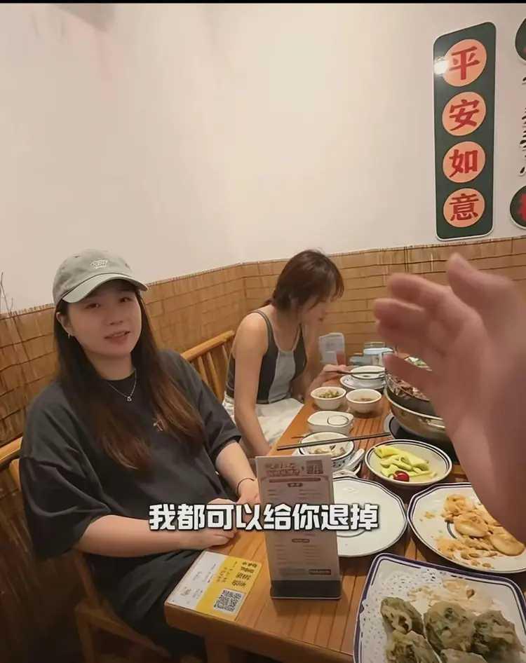 汕头，小仙女带着三个朋友来吃火锅。不到40分钟，他们狼吞虎咽就了70%的菜。
她