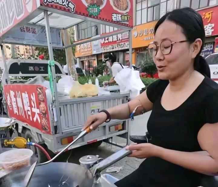 一碗7元炒面，顾客转账6万，一句五年之约，看哭无数网友。

深夜的商丘街头，路灯