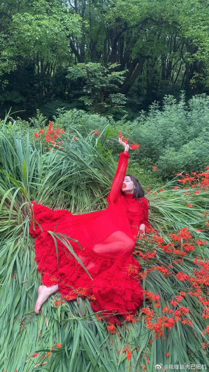 迪丽热巴vogue原始帧迪丽热巴拍杂志都能原图直出的含金量 迪丽热巴vogue原