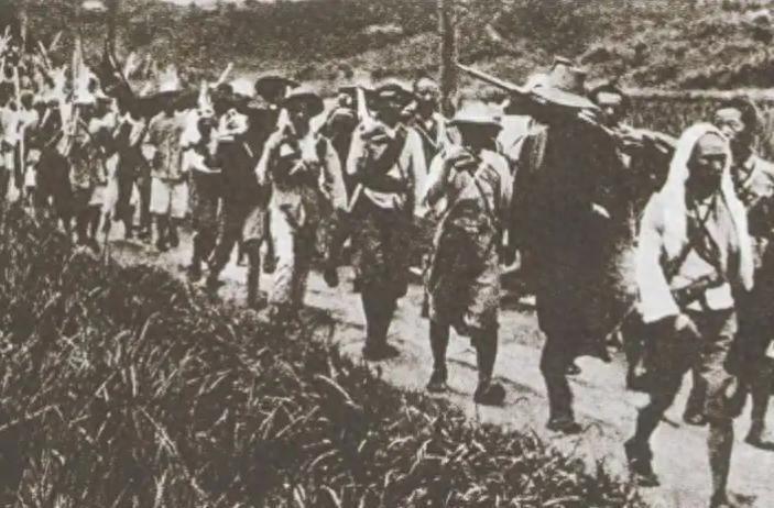 两名侦察兵被俘生死一线时意外有了重大发现，没想到敌人竟然正是他们一直在寻找的人