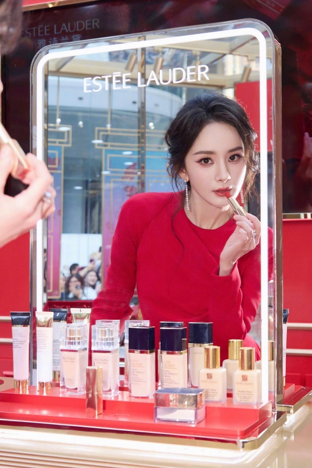 当马年新春的鎏金纹样遇上正红裙装，杨幂以雅诗兰黛品牌代言人的身份现身活动现场，用