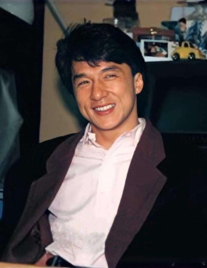 第一次对成龙71岁有了实感 曾经飞檐走壁的成龙，动作也开始变慢了莫名有点心酸，希