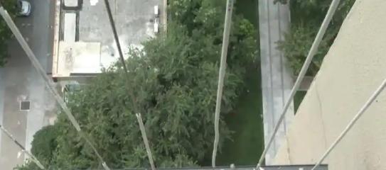 痛心！重庆4岁半男孩冉冉与1岁妹妹在客厅玩耍时跑进主卧，房门意外反锁。父母尝试开