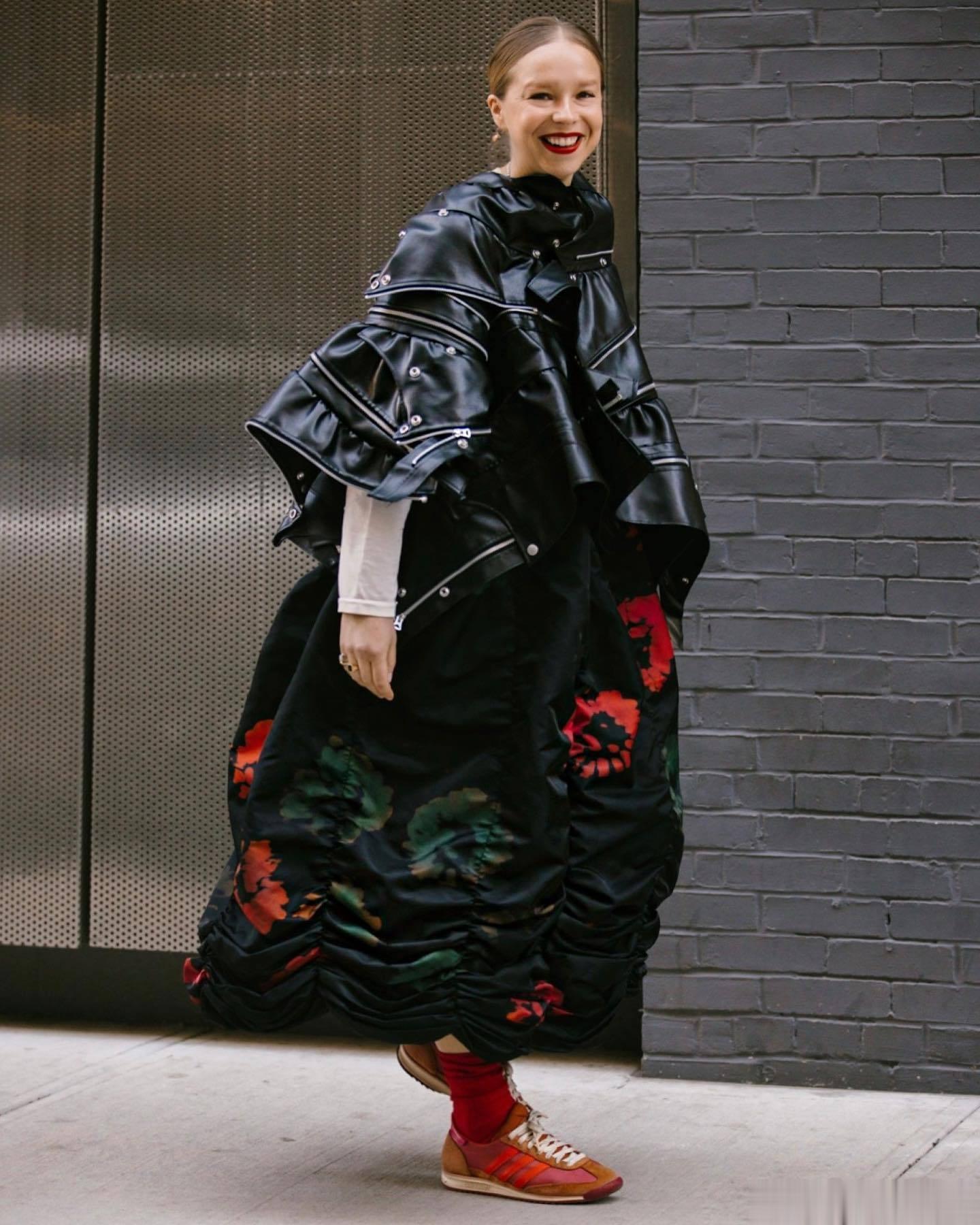 Chloe 在时装秀场外出彩的造型#Ins# ​​​