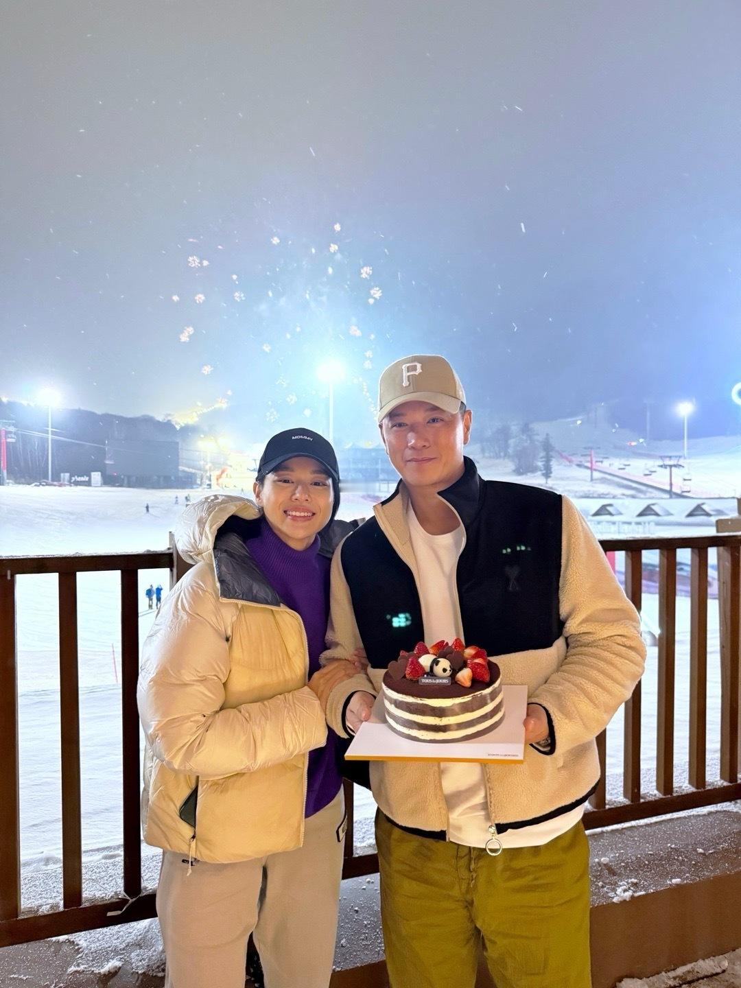 胡杏儿李乘德回到蜜月雪地庆祝结婚10周年纪念日 