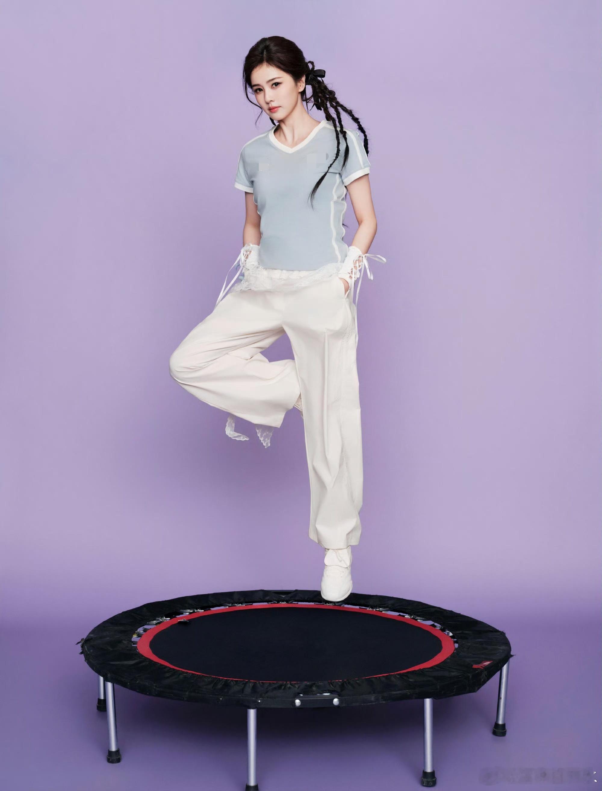 白鹿甜酷运动风白鹿运动大片又甜又酷，浅蓝上衣配白裤超有氛围感，棒球造型气场全开，