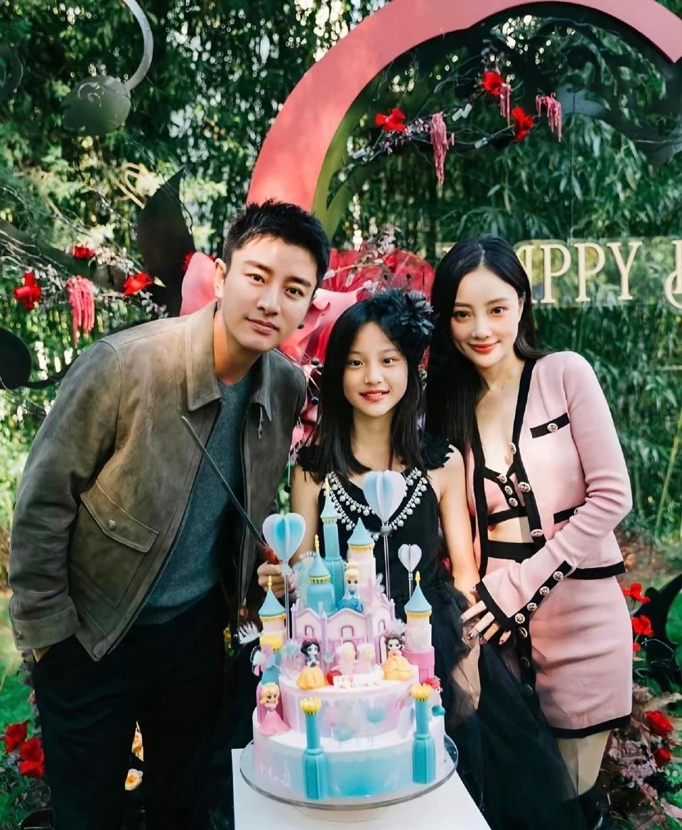 甜馨晒与爸妈旧照配文好爱你们很勇敢三观很正的小女孩！！！某些网友真的别太操心别人