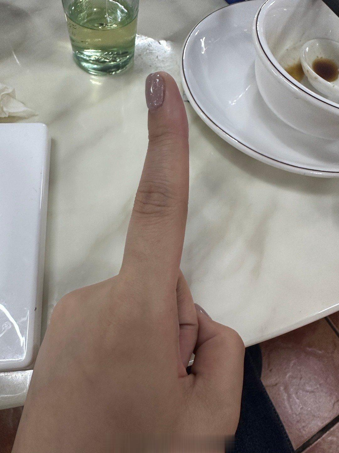 笑得想死朋友问我能喝多少红酒🍷闺蜜伸出了一根手指朋友：是一杯还是一瓶啊？？？闺