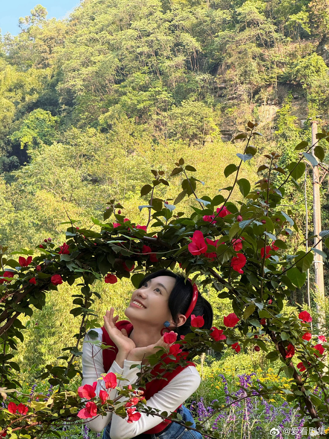 生逢其时曹思地下恋藏得好辛苦一边割舍不下深爱的人，一边无法背弃自己的家人。曹思被