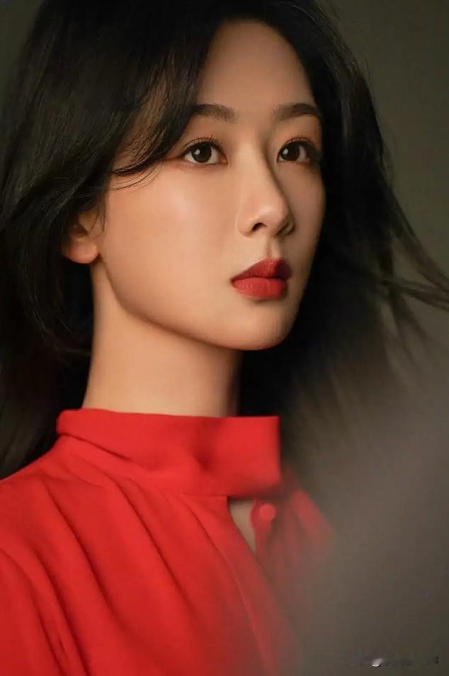 杨紫花絮图曝光 一袭红裙展现绝美女神范
1月23日，杨紫工作室发布了一组令人陶醉