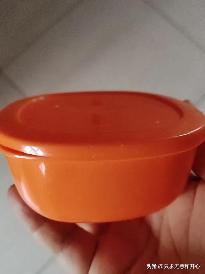 我有一个同事，家里存了几大串纽扣，各种各样的，大的小的，圆的扁的，黑的白的彩色的