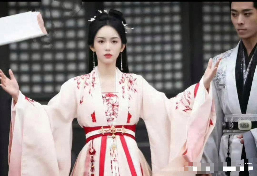 旁边这个可怜人是丞磊吗？哈哈哈哈周也站姐要不要这么真实[笑cry] ​​​