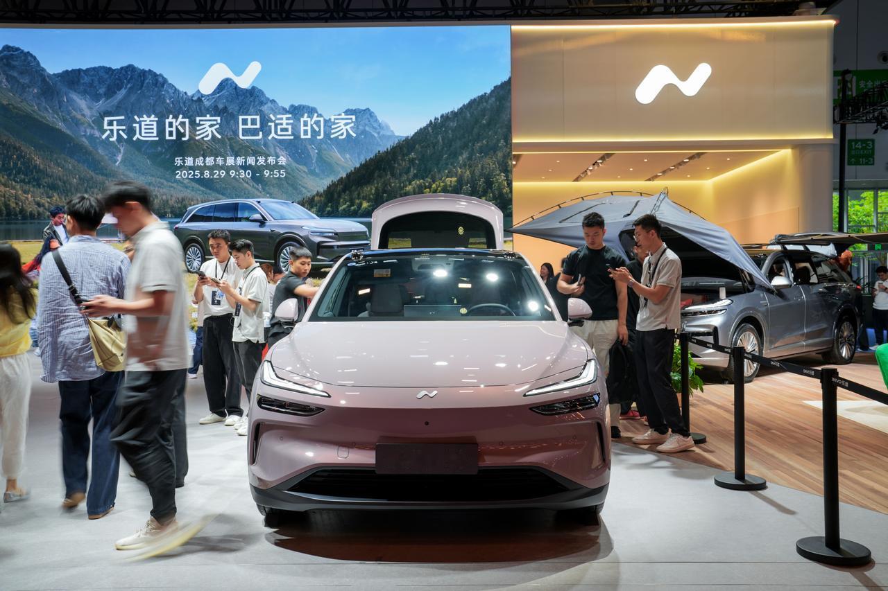 成都车展，乐道L90第一万台车主现场提车，L90上市不满1个月实现销量破万，L6